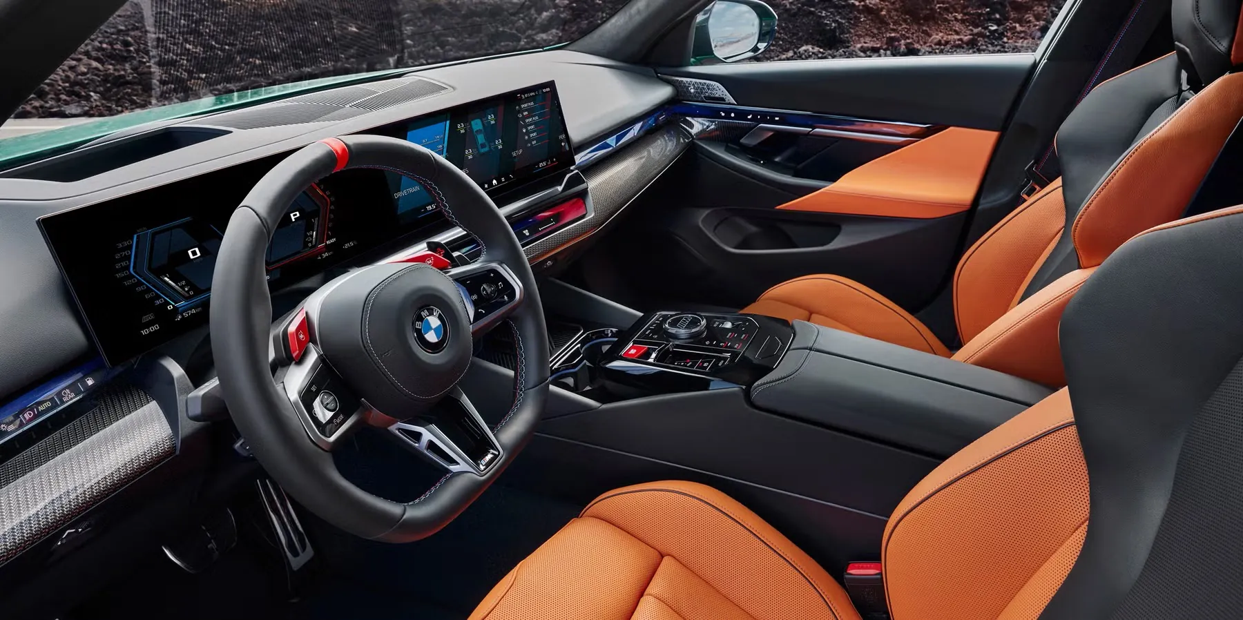 Interieur van een BMW met breed digitaal display